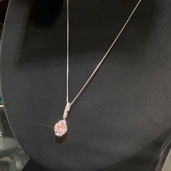 COPY - Solitaire Sterling Silver Crystal pendant with 925 Silver Italy chain. - Picture 4 of 6